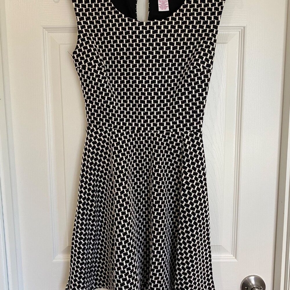 Candies Black & White Geometric Sleeveless Fit & Flare Dress With Keyhole Back D